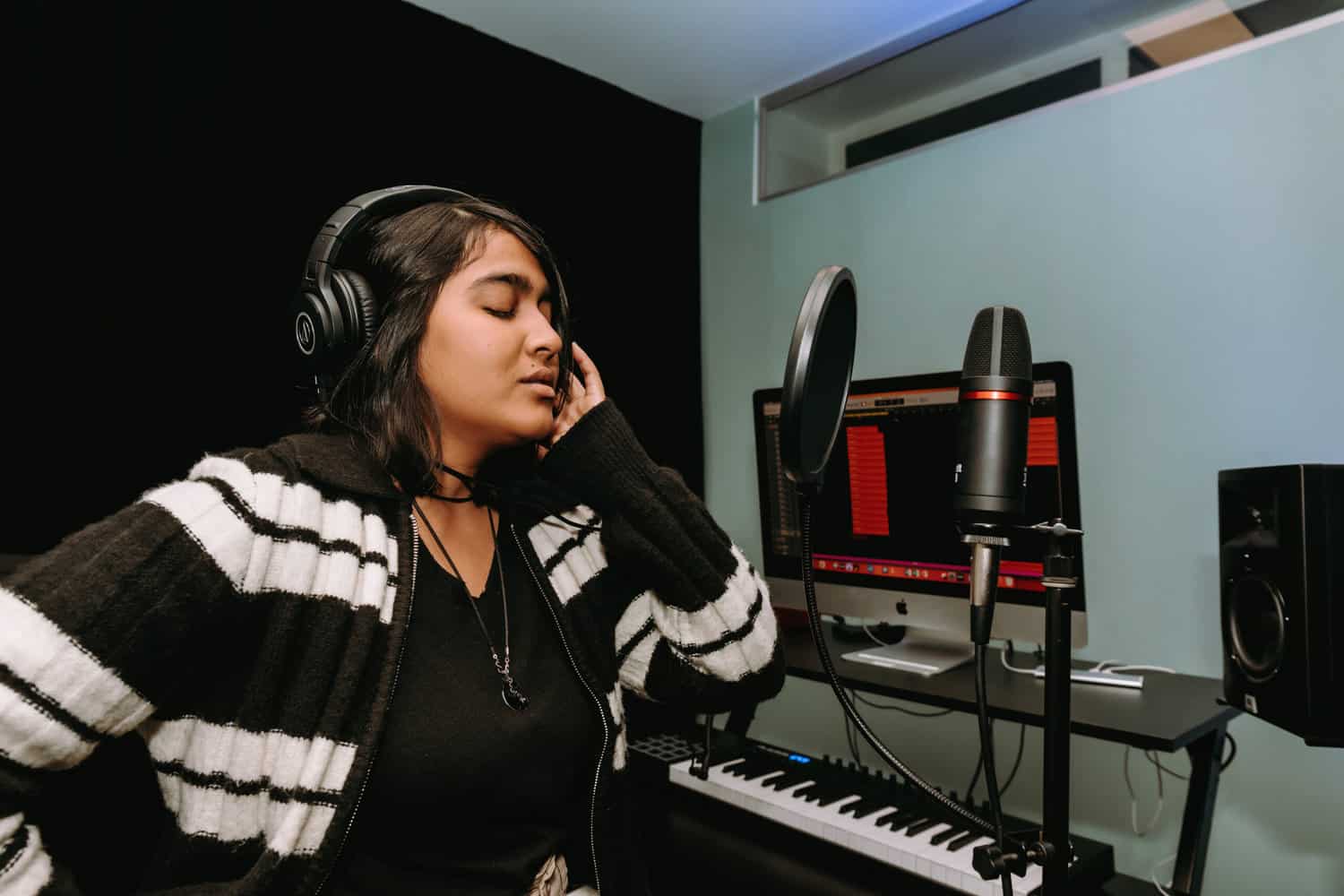 student-female-singer-aim-scholarship