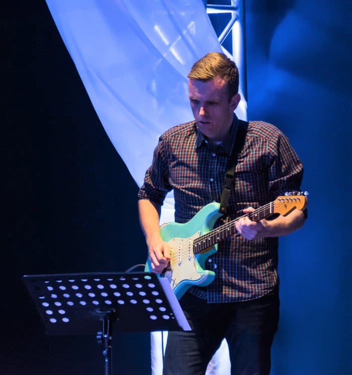 performer playing the electric guitar