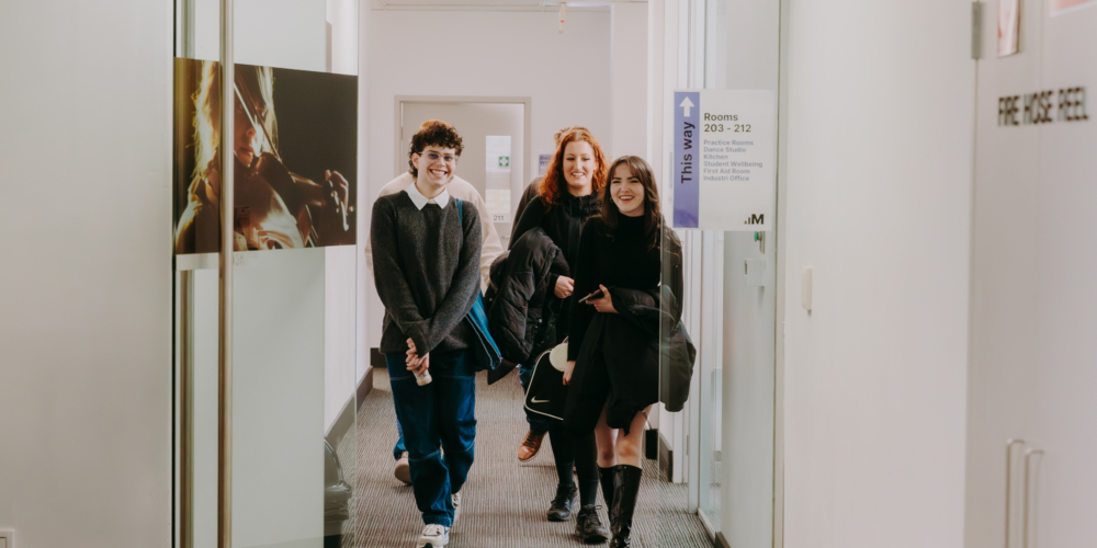 aim-melbourne-open-day-students-walking