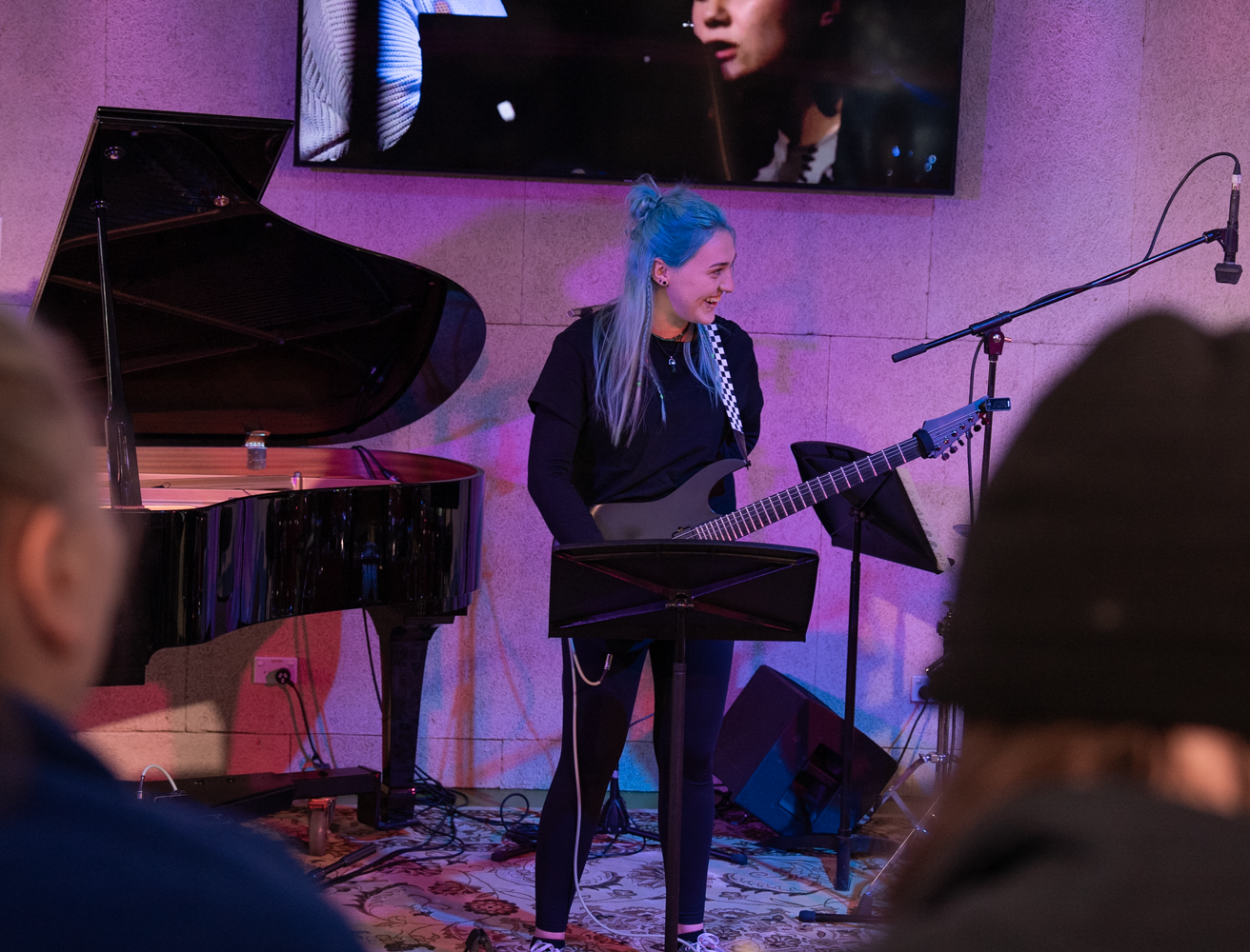 student-guitarplayer-female-openday-sydney