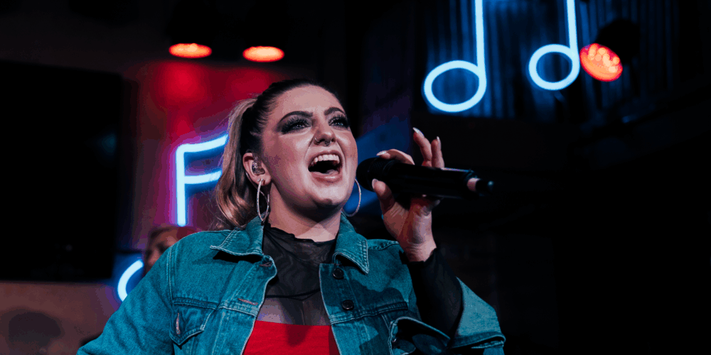 Performance-AIM-AMPLIFY-female-singer